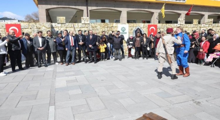 Karatayın “Bir Destandır Çanakkale” tiyatro gösterisi yoğun ilgi görüyor