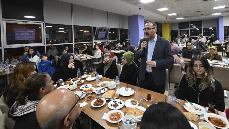 Bakan Kasapoğlu, öğrenci yurdundaki depremzedelerle iftar yaptı