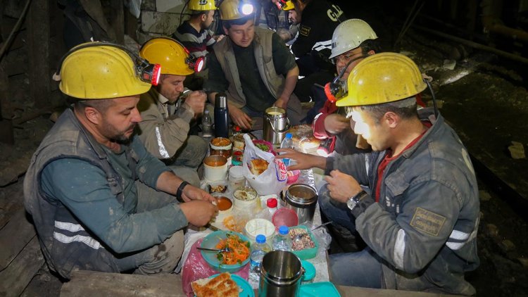 Yerin 300 metre altındaki madenciler ilk iftarını yaptı