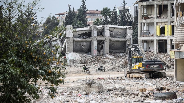 Hatay’da 16 mahallede enkaz kaldırma ve yıkım çalışmaları devam ediyor