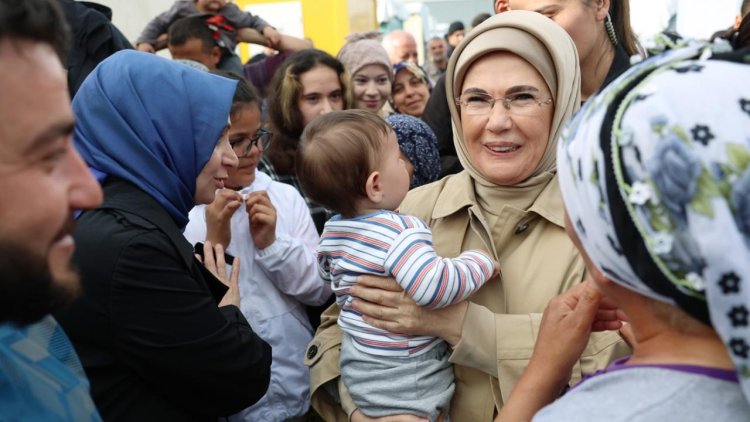 Emine Erdoğan Hatay’da depremzedelerle bir araya geldi