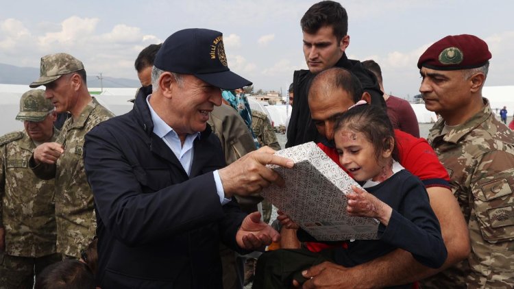 Bakan Akar Hatay’da depremzedelerle bir araya geldi