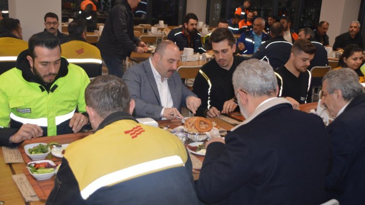 Bakan Varank, İskenderun’da demir çelik işçileriyle sahur yaptı