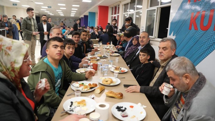 Bakan Çavuşoğlu, Şanlıurfa’da depremzedelerle sahur yaptı