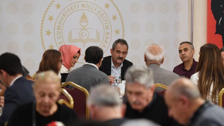 Bakan Özer, Ankara’da depremzede öğretmen ve aileleriyle iftar yaptı