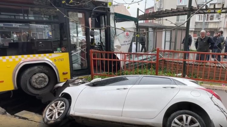 İETT otobüsü park halindeki otomobile çarptı