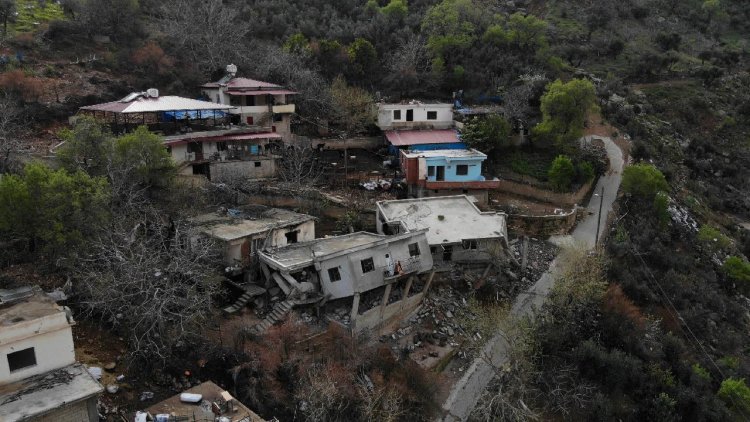 Deprem sonrası dağdan kopan kayalar köyü yıktı