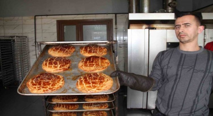 Elazığda Ramazan ayıyla birlikte nohut ekmek tezgahtaki yerini aldı