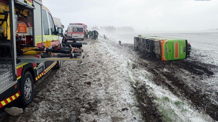 Ukrayna’da yolcu otobüsü şarampole yuvarlandı: 18 yaralı