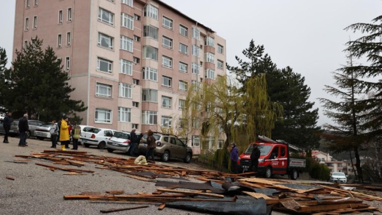 Ankara'da rüzgarda bina çatıları uçtu