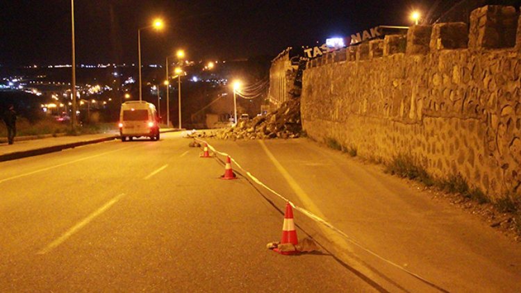 Diyarbakır’da istinat duvarı çöktü, yol trafiğe kapandı