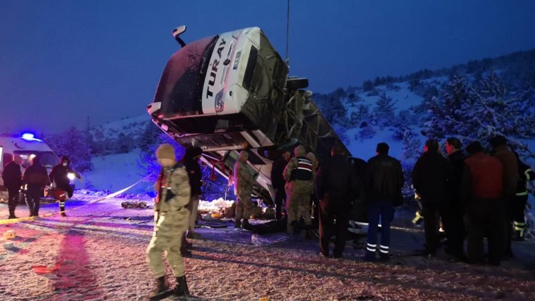 Erzincan'da yolcu otobüsü devrildi. 2 ölü, 21 yaralı