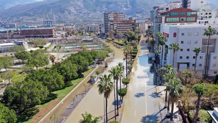 İskenderun’da lodos ve sağanak caddeleri su altında bıraktı