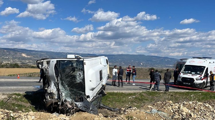 Denizli’de tur midibüsü ile otomobil çarpıştı: 1 ölü, 24 yaralı