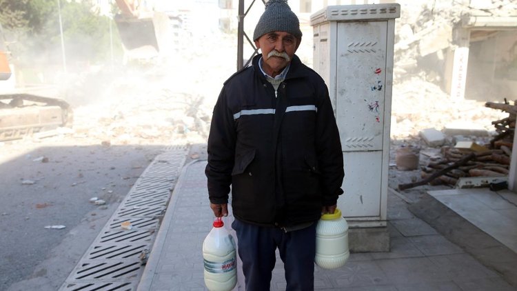 “Sütçü dede” depremzedelerin içini ısıttı