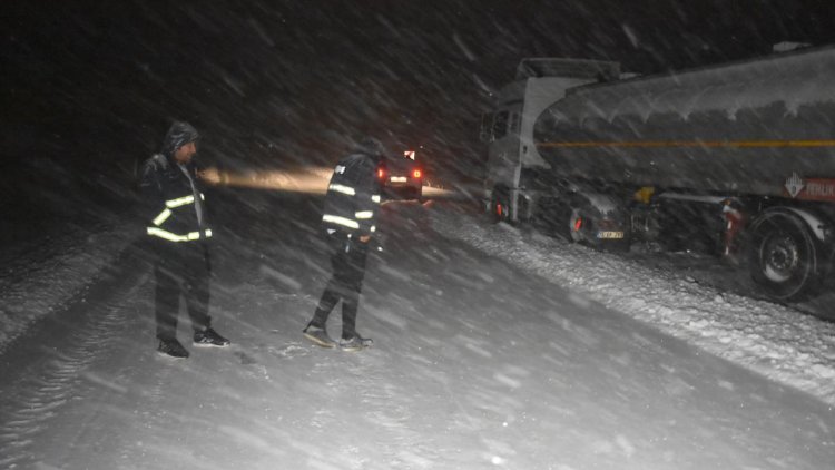 Kars’ta kar ve tipi nedeniyle tırlar yolda kaldı