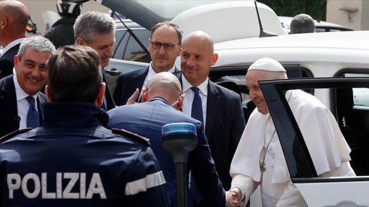 Papa Francis hastaneden taburcu oldu: Hala hayattayım