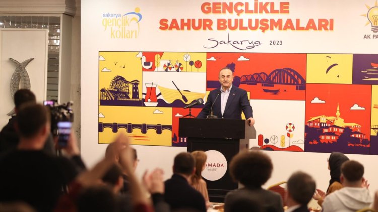 Bakan Çavuşoğlu Sakarya’da gençlerle sahur yaptı