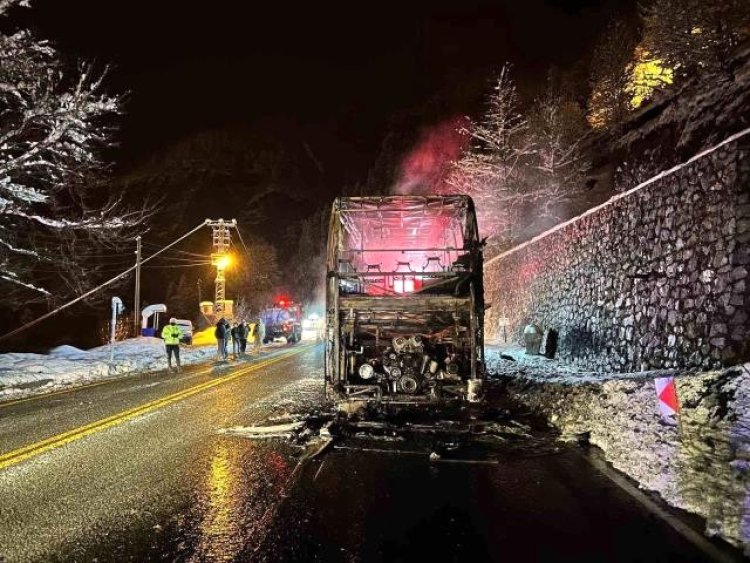 Trabzon’da polisleri taşıyan otobüs alev aldı! Son anda kendilerini dışarı attılar