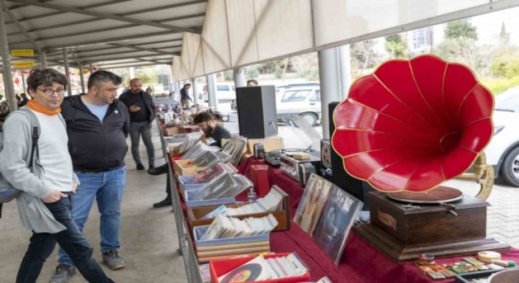 Mersinde açılan antika pazarı ilgi görüyor