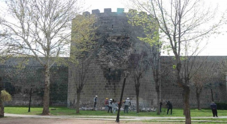 Depremde zarar gören Diyarbakır Surlarında moloz ayrıştırma ve belgeleme çalışmaları başladı