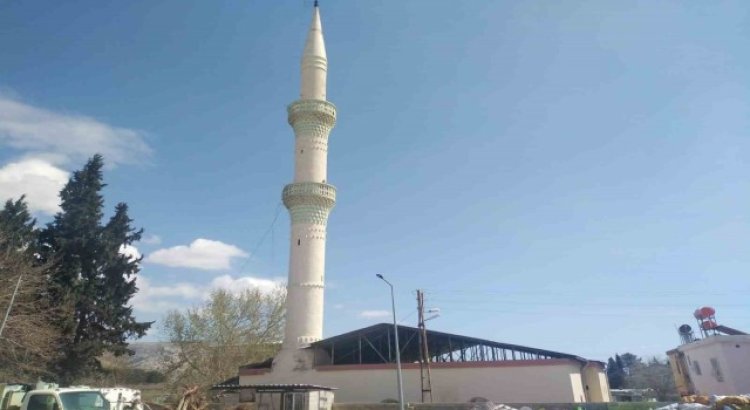 Ağır hasarlı caminin minaresi kontrollü olarak yıkıldı