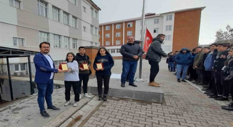 Ahlatlı öğrencilerin projesi bölge birincisi oldu