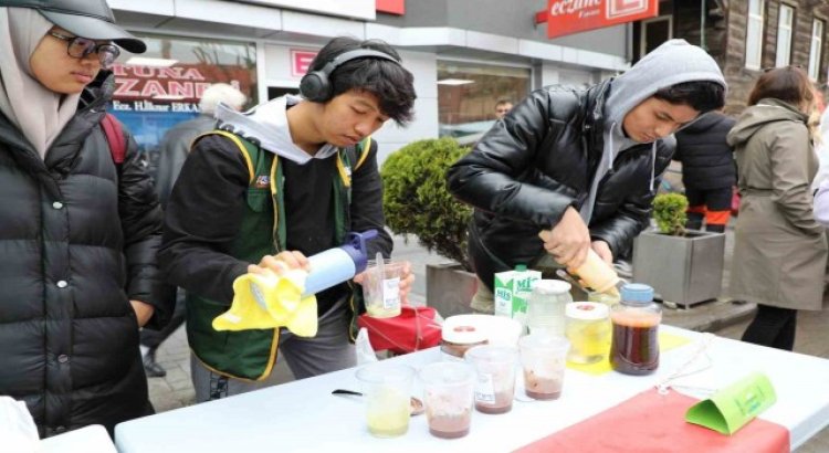 Ülkelerinden 9 bin kilometre uzakta depremzedeler için yardım topladılar