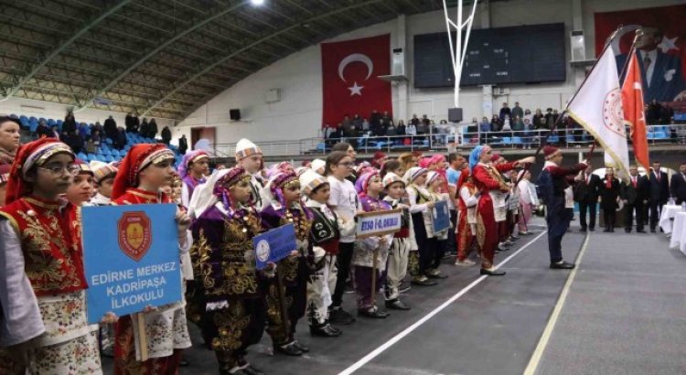 Edirnede okullar arası halk oyunları renkli görüntülere sahne oldu