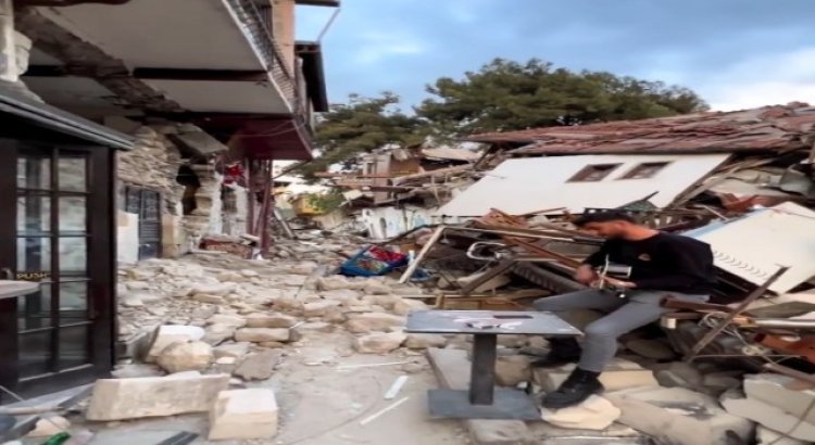 Depremde yerle bir olan eski Antakya sokaklarında Hatıran Yeter şarkısını söyledi