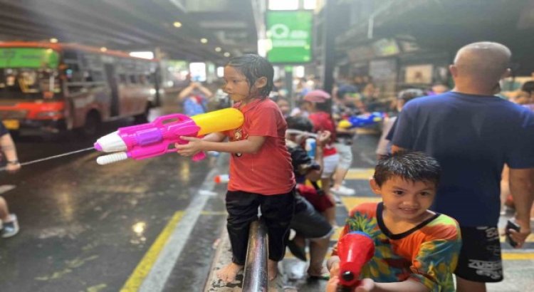 Taylandda su festivali renkli görüntülerle başladı