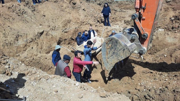 Kepçe operatörü fark etti: Çalışmalar durdurulup polise haber verildi