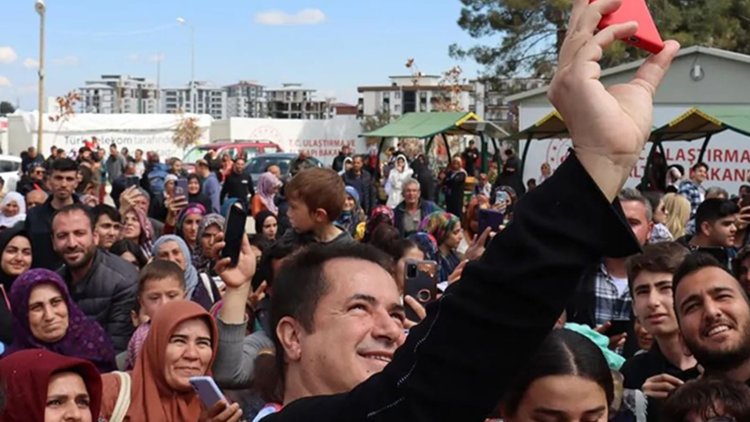 Acun Ilıcalı deprem bölgesinde… Çocuklara oyuncak hediye etti