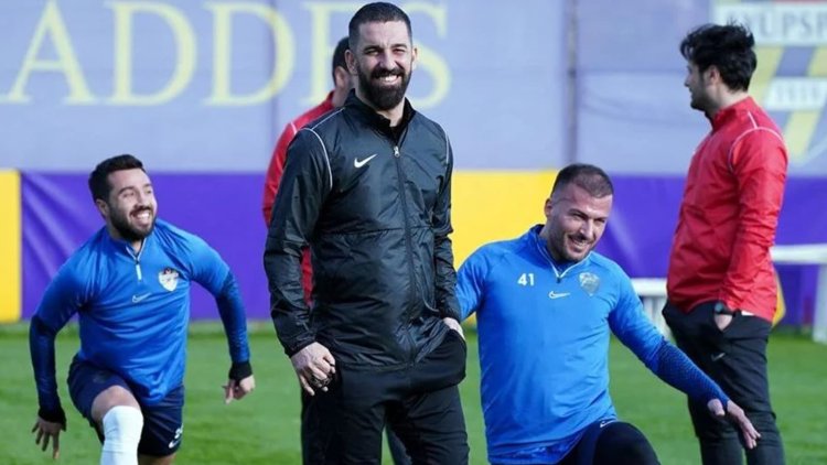 Eyüpspor Teknik Direktörü Arda Turan ilk antrenmanına çıktı