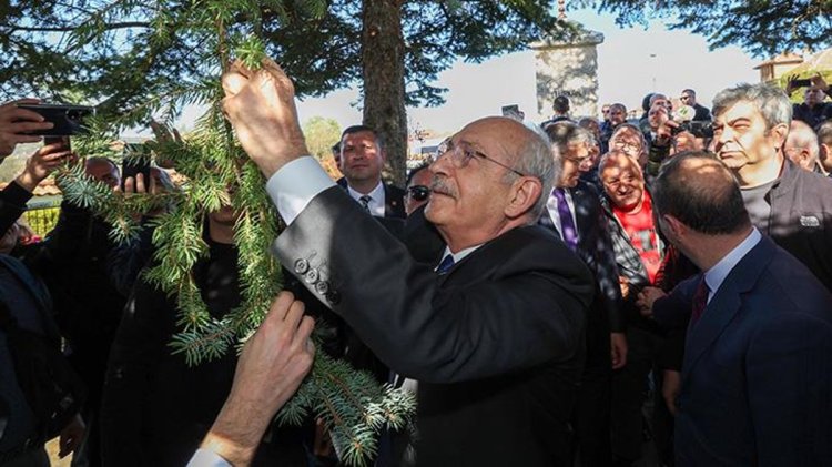 Kılıçdaroğlu, marteniçka bilekliğini Bulgaristan’da Türkan Bebek Anıtı’ndaki ağaca astı