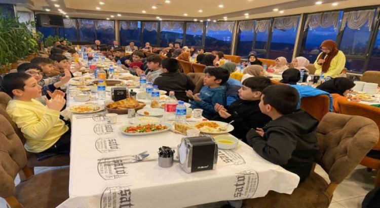 Kuran-ı Kerim okumayı öğrenen öğrencilere iftar programı düzenlendi