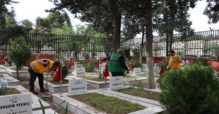 Mezarlıklar Vatandaşların Ziyaretine Hazır Hale Getirildi