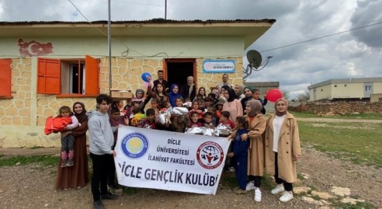 Öğrenciler köy okulunda minik kardeşlerini sevindirdi