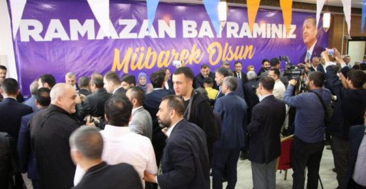 AK PARTİ BAYRAMLAŞMA PROGRAMINA VATANDAŞLARDAN YOĞUN KATILIM