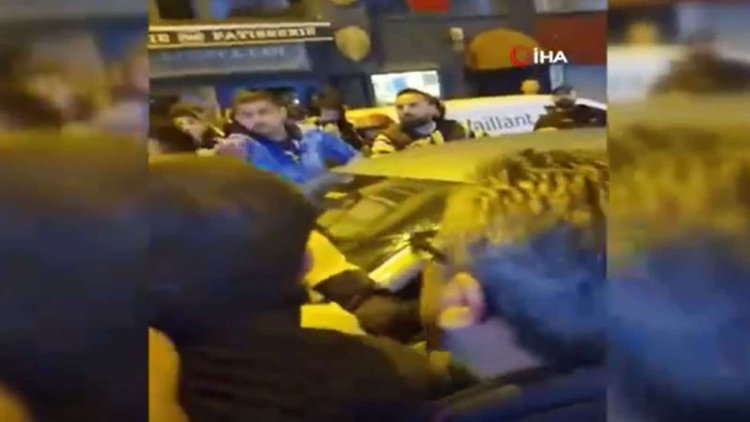 Fenerbahçe stadının önünden geçen bir araca taraftarlardan saldırı