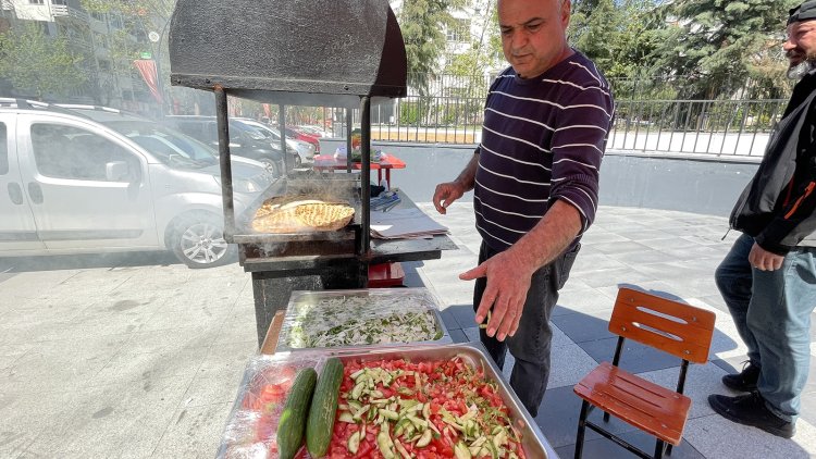 Depremde evi ağır hasar gören Yeni Malatyaspor’un aşçısı seyyar köfte tezgahıyla hayata tutunuyor