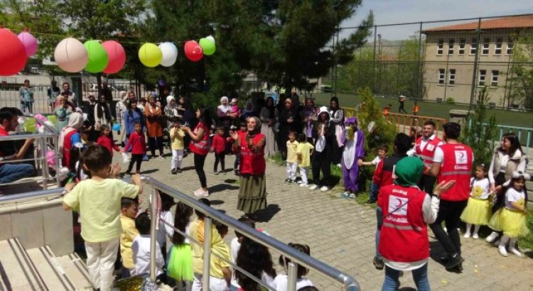 Gercüşte Kızılay gönüllüleri miniklerin yüzünü güldürdü