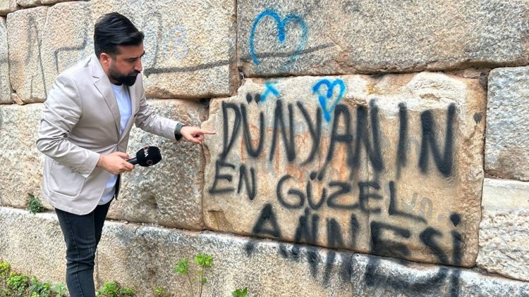 Skandal görüntüler! 2500 yıllık tarihi böyle karaladılar… “Mesaj güzel ama yeri burası değil”