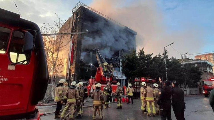 Akit Medya Grubu’nun da bulunduğu binadaki yangını söndürme çalışmaları 15. saatinde devam ediyor