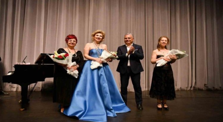 Soprano Esra Abacıoğlu Akcan sanatseverlerle buluştu.