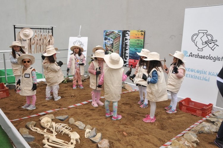 ‘Jr. Archaeologist’ etkinliğinde 5-9 yaş arası çocuklar arkeolojik kazıyla tanıştı