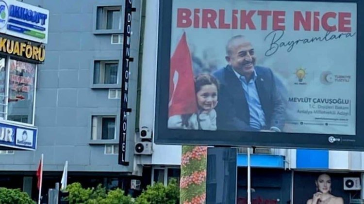 Bakan Çavuşoğlu’nun seçim afişiyle ilgili CHP’den itiraz! Kaldırılmasına karar verildi