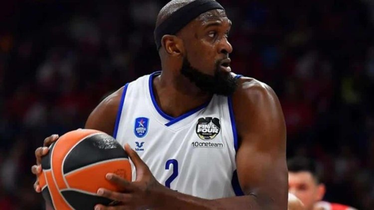 Anadolu Efes’te Chris Singleton fenalaşarak hastaneye kaldırıldı!