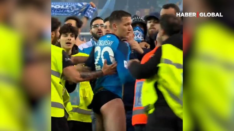 Napoli’nin şampiyonluğunun ardından sahaya giren taraftarlar çıldırdı! Zielinski’nin şortunu aldılar