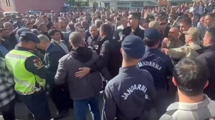 Trabzon’daki kazada hayatını kaybedenlerin cenazesinde belediye başkanına söyledikleri: Sen bu insanların katilisin, defol git buradan.